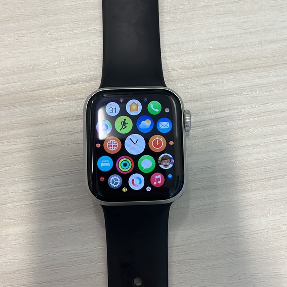Series 6 - 40 mm Apple Watch. Hardly used. - Picture 3 of 4